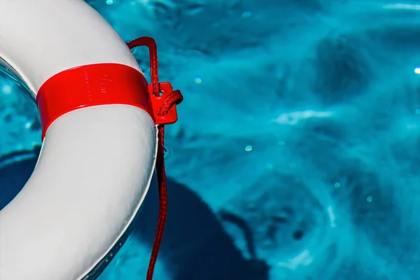 Rettungsring in einem Pool — Stockfoto