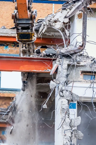 Demolición de un edificio de oficinas — Foto de Stock