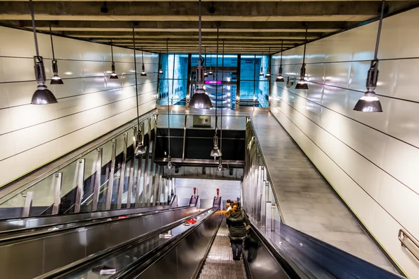 Escaleras mecánicas en la estación de metro —  Fotos de Stock