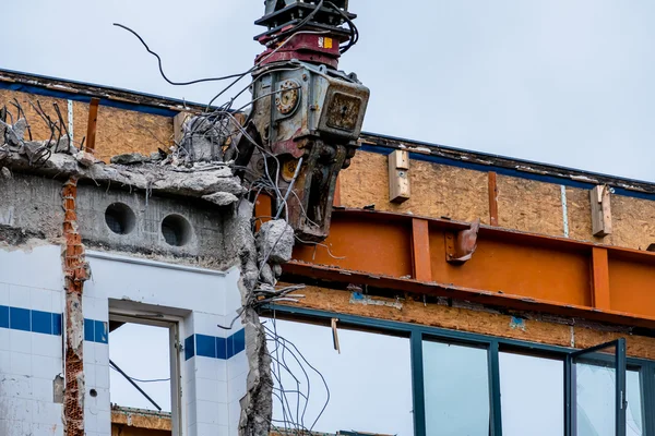 Demolición de un edificio de oficinas — Foto de Stock