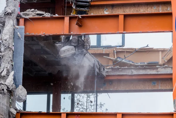 Demolizione di un edificio per uffici — Foto Stock