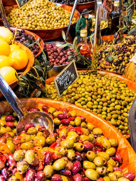 Sélection d'olives sur un marché — Photo