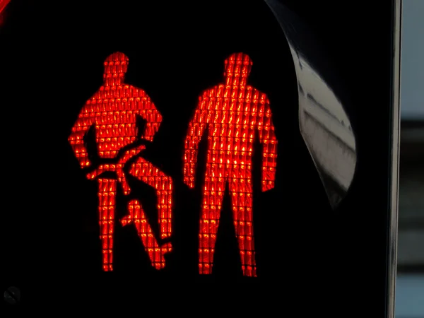 交通灯的行人和骑自行车的人 — 图库照片