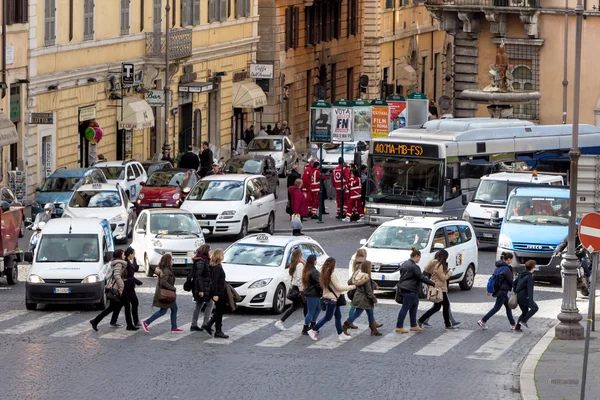 Verkeer in Rome, Italië — Stockfoto