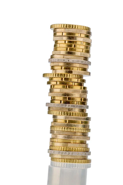 Stapel von Geldmünzen vor weißem Hintergrund — Stockfoto