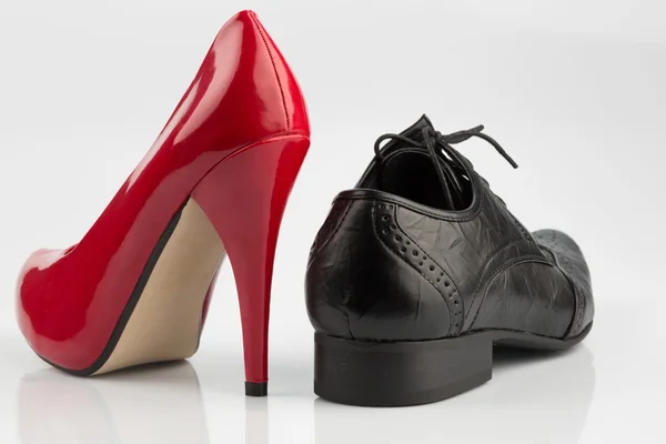 Höga klackar och mens shoe — Stockfoto