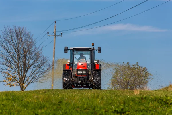 Traktor megtermékenyített a trágya mező — Stock Fotó