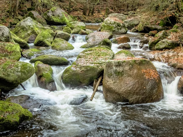 Ruisseau avec eau courante — Photo