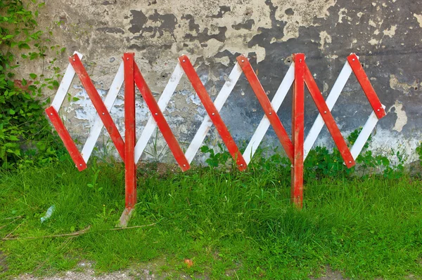 Barrieren gegen Betonmauer — Stockfoto