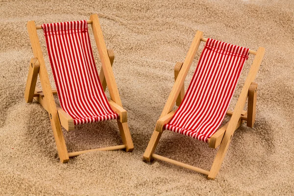 Cadeira deck na praia arenosa — Fotografia de Stock