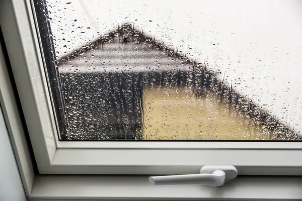 屋顶窗户上的雨 — 图库照片