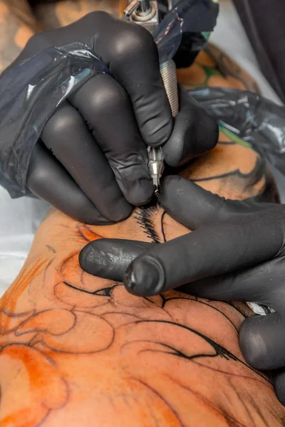 Tatuaje artista en el trabajo —  Fotos de Stock