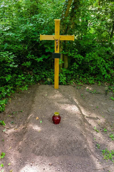 Tumba con cruz de madera — Foto de Stock