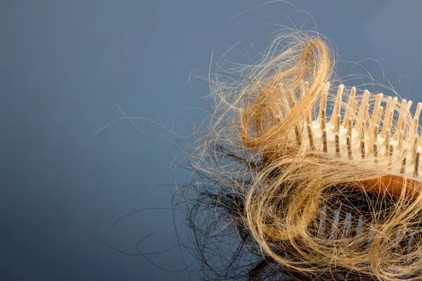 Escova de cabelo com cabelo — Fotografia de Stock