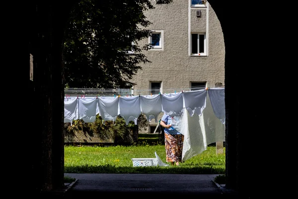 Accrocher la lessive dans la cour — Photo