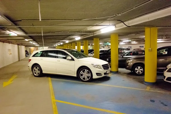 Auto slecht geparkeerd in de parkeergarage — Stockfoto