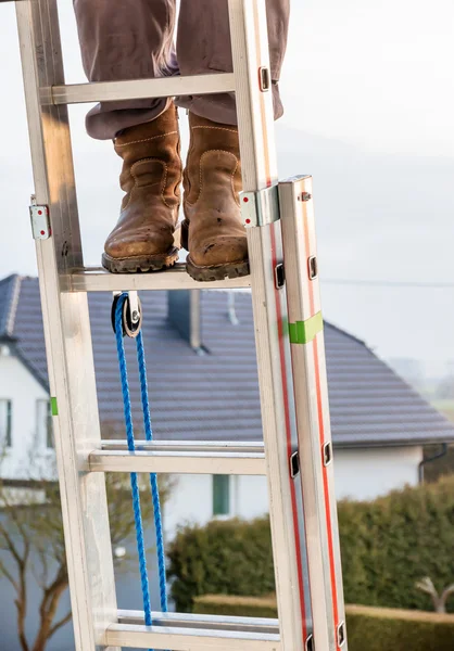 Artesano en una escalera en casa — Foto de Stock