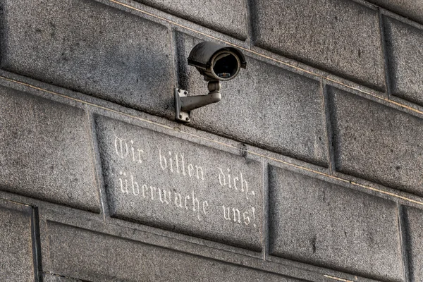 Câmara de vigilância num edifício — Fotografia de Stock