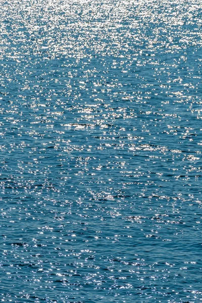 Glitzernde Wasseroberfläche — Stockfoto