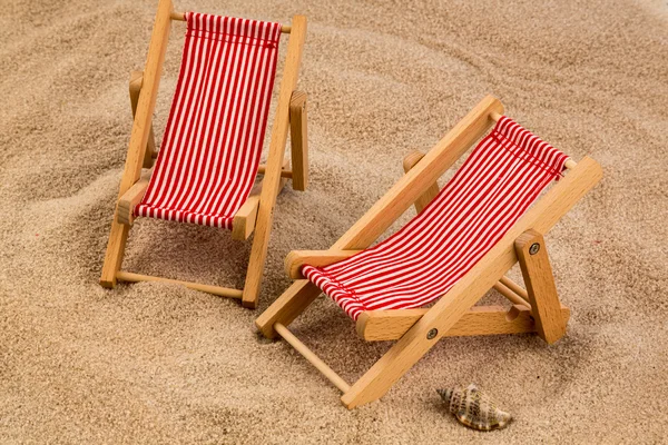 Шезлонг на песчаном пляже — стоковое фото