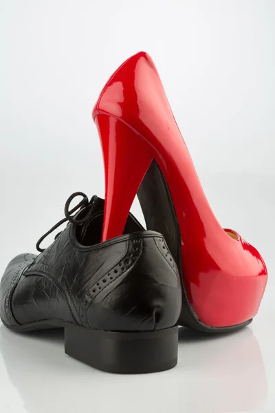 Röda höga klackar och mens shoe — Stockfoto