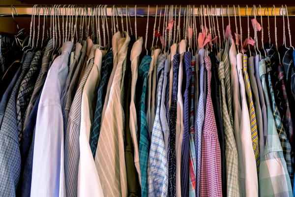 Caixa de quarto com camisas mens — Fotografia de Stock