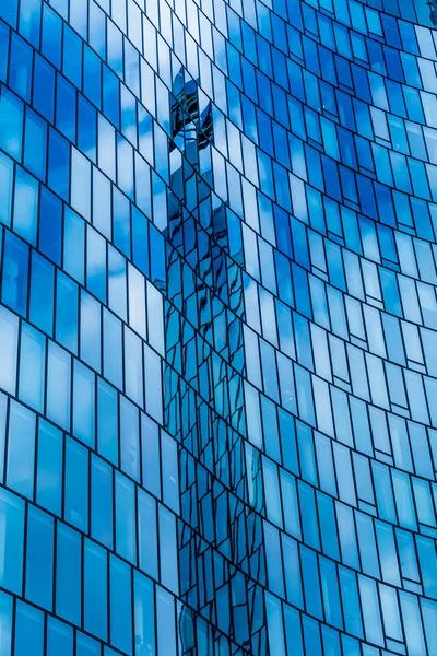 Fachada de un edificio de oficinas — Foto de Stock