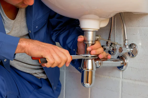 Klempner bei der Arbeit — Stockfoto