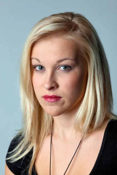 Portrait of a young woman — Stock Photo, Image