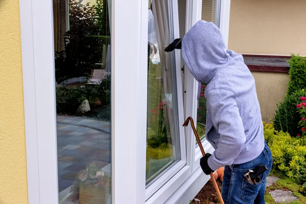 Einbrecher am Fenster — Stockfoto