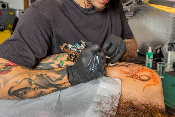 纹身艺术家在工作 — 图库照片