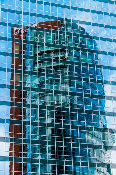 Fachada de um edifício de escritório — Fotografia de Stock