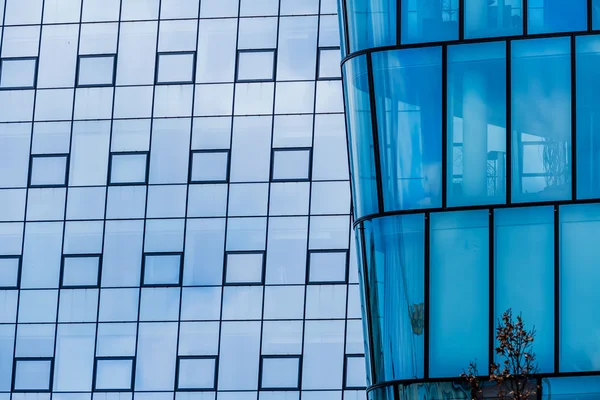 Fachada de un edificio de oficinas — Foto de Stock