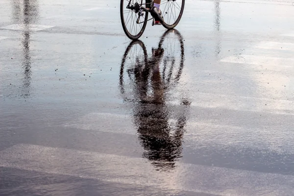 Ciclistas na chuva — Fotografia de Stock