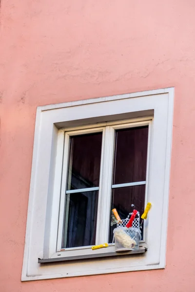 Suministros de arte frente a una ventana — Foto de Stock