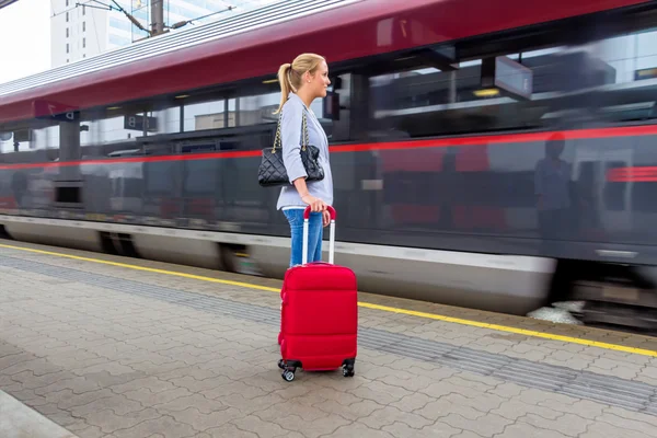 Vrouw te wachten voor de trein op treinstation — Stockfoto