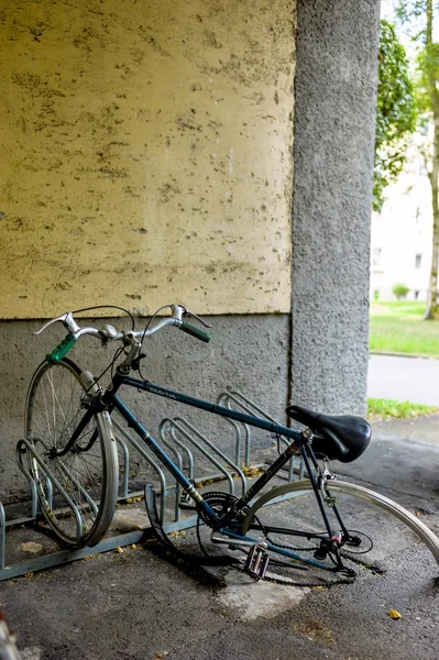 Gebrochenes Fahrrad im Fahrradständer, — Stockfoto