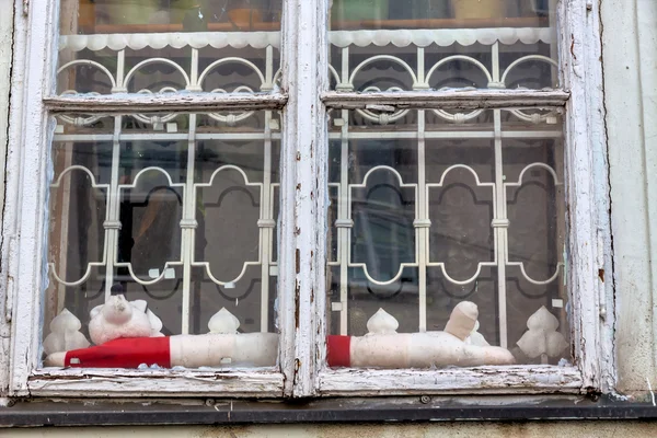 Vieilles fenêtres en bois dans le vieux bâtiment — Photo