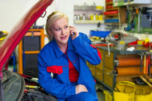 Mulher como um mecânico na oficina de reparação de automóveis — Fotografia de Stock