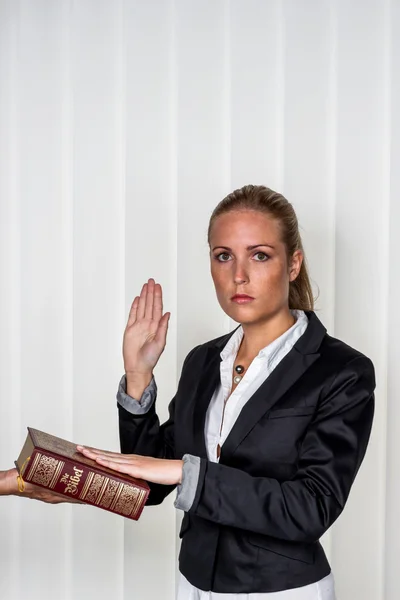 Žena přísahá na Bibli — Stock fotografie