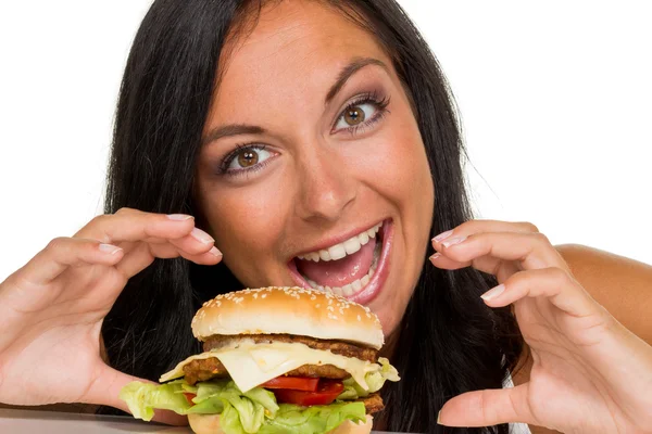 Frau mit einem Hamburger — Stockfoto