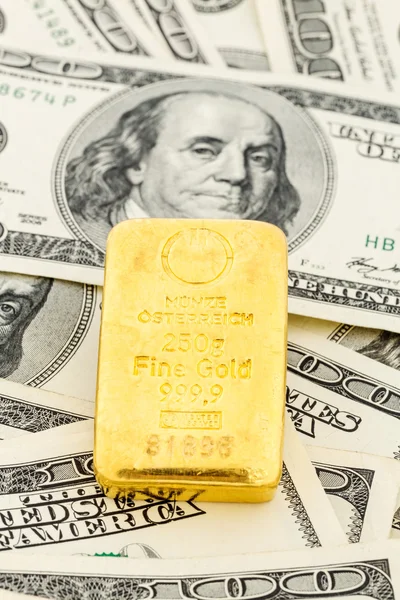 Bullion ouro em notas de dólar — Fotografia de Stock