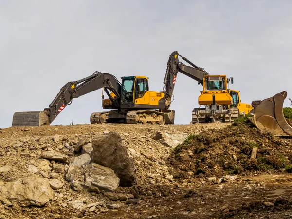 Bagger auf einer Straßenbaustelle — Stockfoto