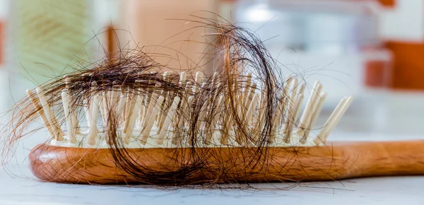 Escova de cabelo com cabelo — Fotografia de Stock