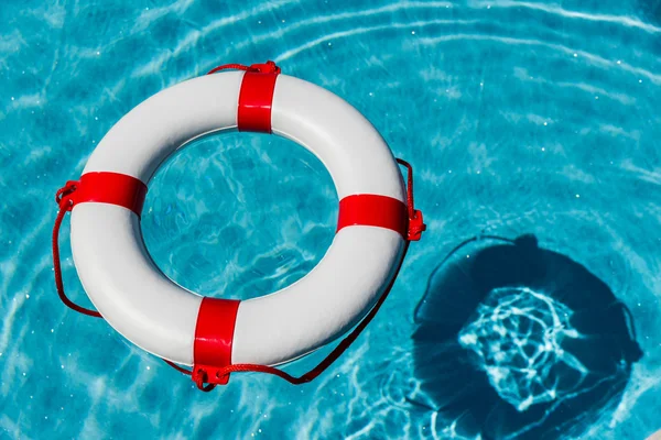 Boia salva-vidas em uma piscina — Fotografia de Stock