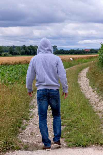 Uomo che cammina sul sentiero — Foto Stock