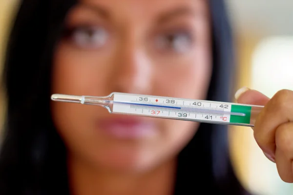 Frau mit Fieberthermometer — Stockfoto