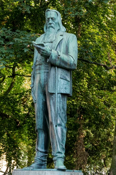 Staty av en man som läser — Stockfoto