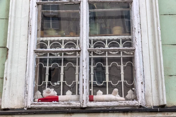 Старые деревянные окна в здании — стоковое фото