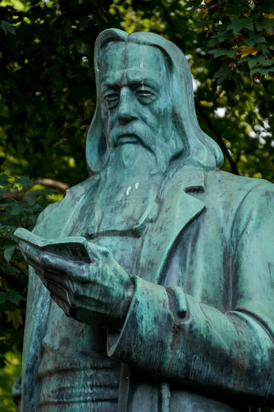 Statue of a man reading — Stock Photo, Image